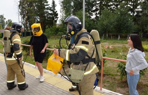 Две пожарные машины и скорая помощь въехали в ворота Лаишевской школы-интерната