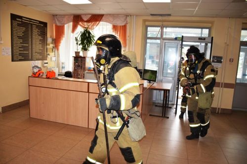 Две пожарные машины и скорая помощь въехали в ворота Лаишевской школы-интерната