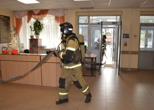 Две пожарные машины и скорая помощь въехали в ворота Лаишевской школы-интерната
