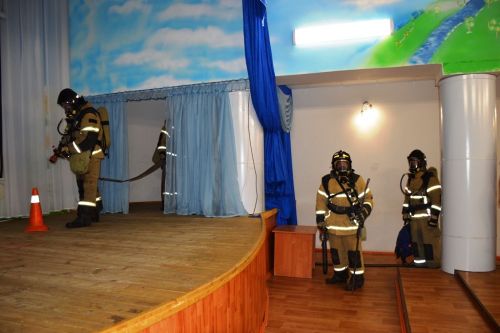 Две пожарные машины и скорая помощь въехали в ворота Лаишевской школы-интерната