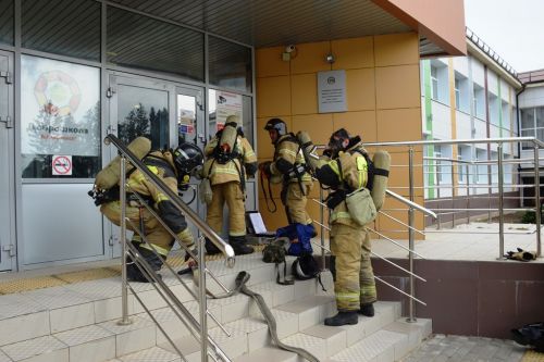 Две пожарные машины и скорая помощь въехали в ворота Лаишевской школы-интерната