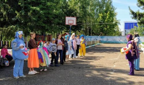 Первого сентября дети повторяли ПДД вместе Мальвиной, Карлсоном и Смешариками
