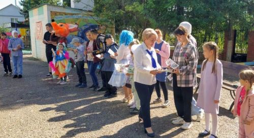 Первого сентября дети повторяли ПДД вместе Мальвиной, Карлсоном и Смешариками