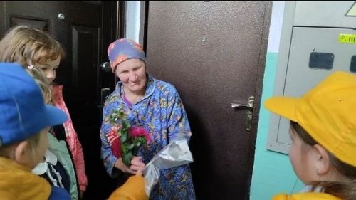 День пожилого человека. Подарили пожилым односельчанам открытки, сделанные своими руками