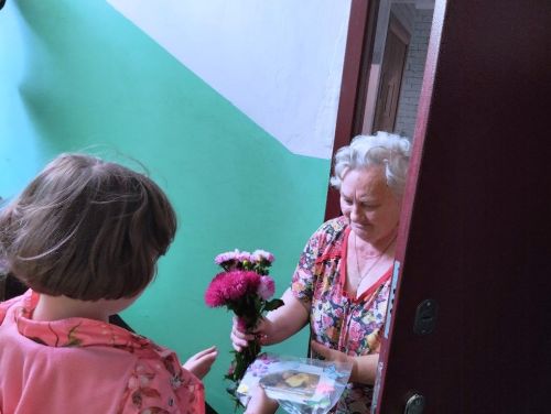 День пожилого человека. Подарили пожилым односельчанам открытки, сделанные своими руками