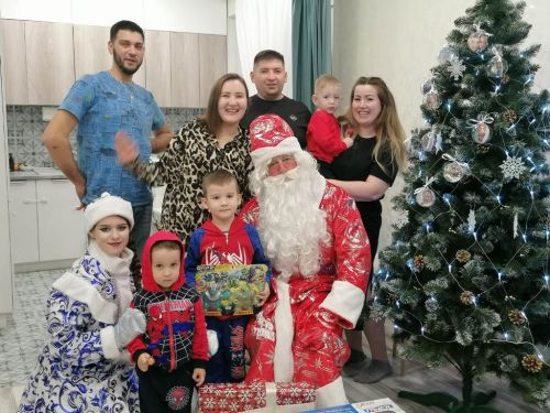 Семья предпринимателя-волонтера поздравила детей бойцов СВО с Новым годом