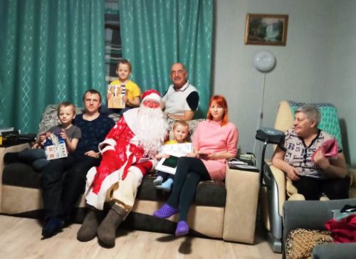 А Новый год еще продолжается, и Дед Мороз подарки развозит