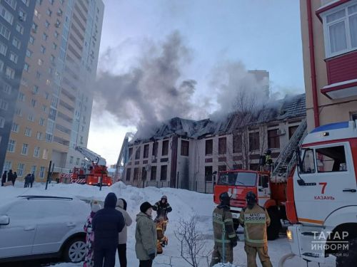 Горело без малого тысяча квадратных метров