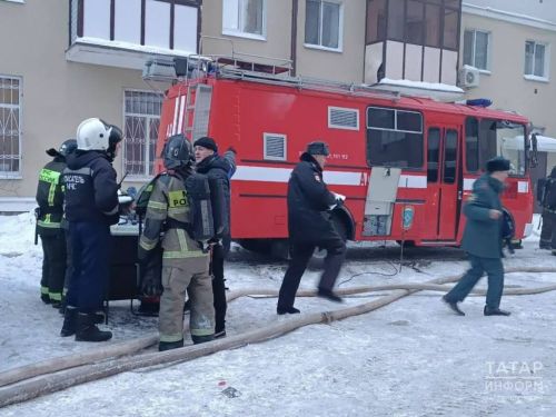 Горело без малого тысяча квадратных метров