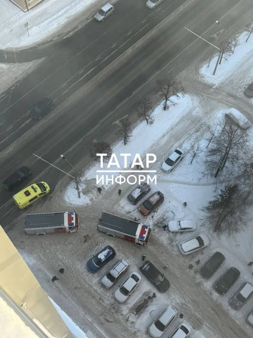 Горело без малого тысяча квадратных метров