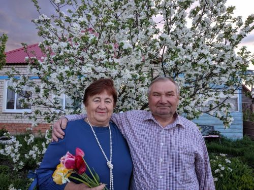 Николай Петрович и Любовь Андреевна Даниловы из деревни Каипы принимают поздравления с 50-летием супружеской жизни