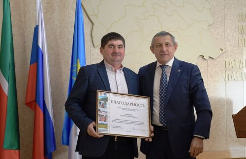 Алтын медальне Мәскәүдә җиденче буын умартачы Гафур Зариповка тапшырдылар