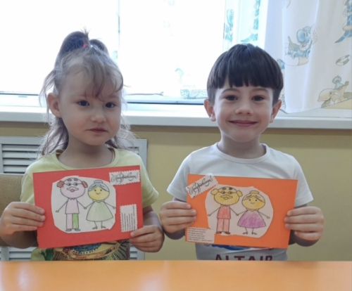 Дошкольники готовят подарки для любимых дедушек и бабушек