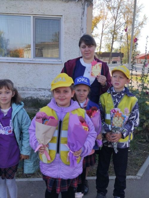 В Среднем Девятове школьники поздравили пожилых односельчан с Днем элегантного возраста