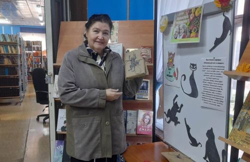 Выставка-сюрприз «Книжный кот в мешке» подготовлена в Лаишевской центральной библиотеке