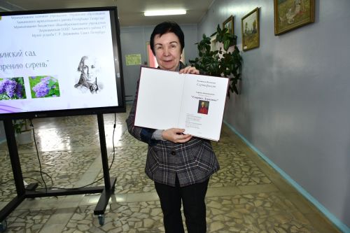 В селе Державино на территории школы посадили сиреневый сад