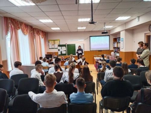 Полиция хезмәткәрләре Лаеш районы укучылары белән буллингка профилактика үткәрә.