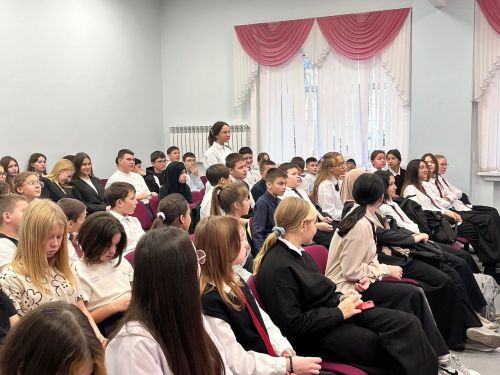 Участника СВО школьники встретили в торжественной обстановке