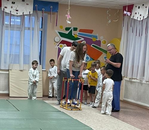 В спортзале детсада «Ромашка» прошли спортивные соревнования