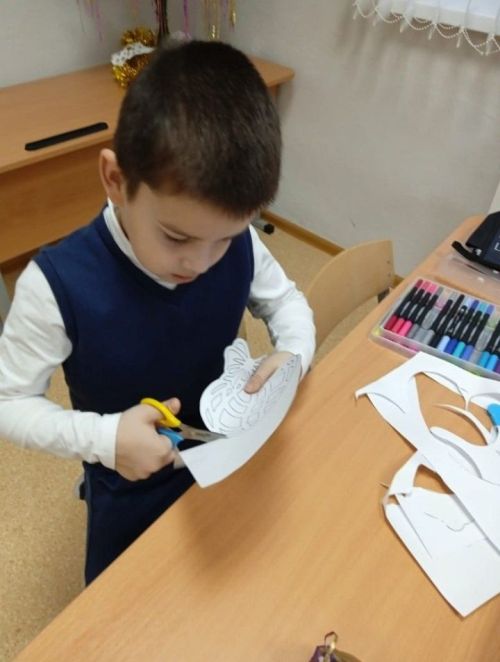 Младшеклассники Ташкирменской школы украсили окна школы к Новому году