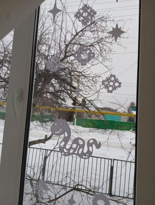 Младшеклассники Ташкирменской школы украсили окна школы к Новому году