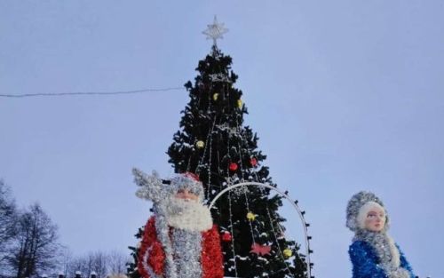 В Среднем Девятово украсили главную ёлку