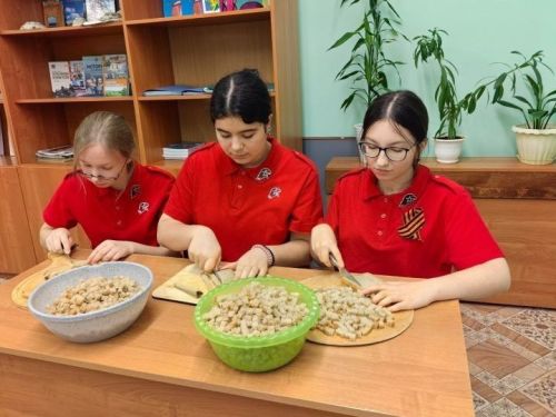 Лаеш районы яшь армиячеләре МХОда катнашучылар өчен коры ашлар әзерлиләр