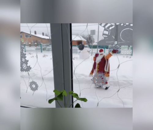 Волшебный гость решил порадовать детей