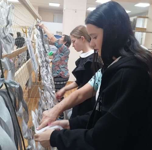 Лаишевские восьмиклассницы попробовали свои силы в плетении маскировочных сетей