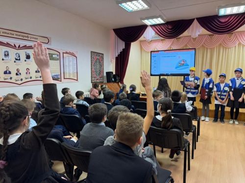 Каникулы без опасности: в школу пришли сотрудники ГАИ и БДД