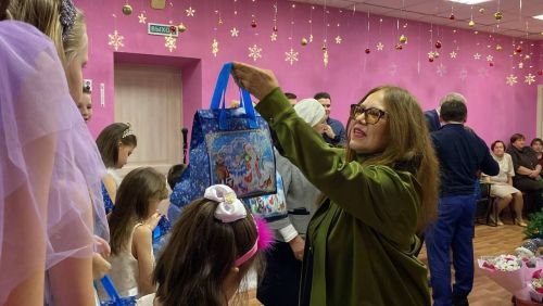 Традицияләр: Илдус Зарипов балалар йортында тәрбияләнүчеләрне Яңа ел белән котлады