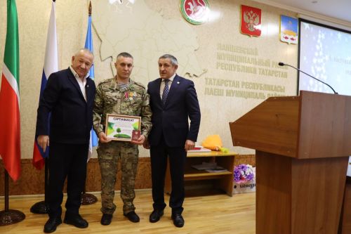 Бүген Лаешта махсус хәрби операциядә катнашучы Дмитрий Ивановка Батырлык ордены тапшырдылар