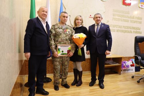 Бүген Лаешта махсус хәрби операциядә катнашучы Дмитрий Ивановка Батырлык ордены тапшырдылар
