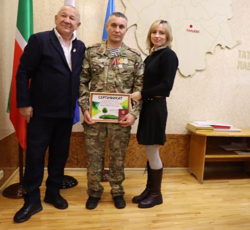 Бүген Лаешта махсус хәрби операциядә катнашучы Дмитрий Ивановка Батырлык ордены тапшырдылар