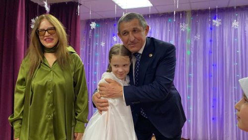 Традицияләр: Илдус Зарипов балалар йортында тәрбияләнүчеләрне Яңа ел белән котлады