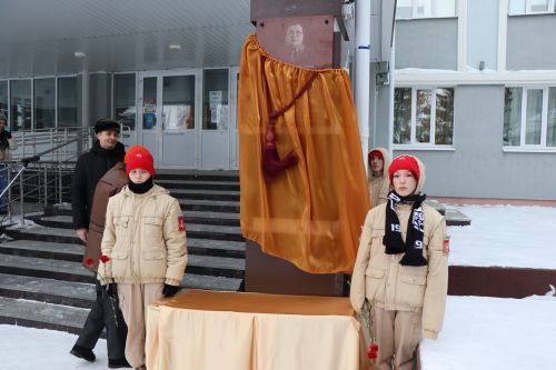 В лаишевской школе №2 открыли мемориальную доску в память о первом директоре Валентине Иванове