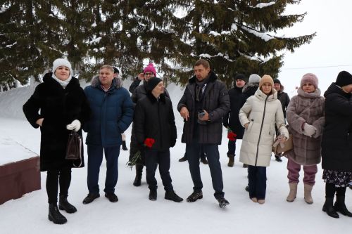 В лаишевской школе №2 открыли мемориальную доску в память о первом директоре Валентине Иванове
