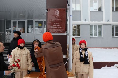 В лаишевской школе №2 открыли мемориальную доску в память о первом директоре Валентине Иванове
