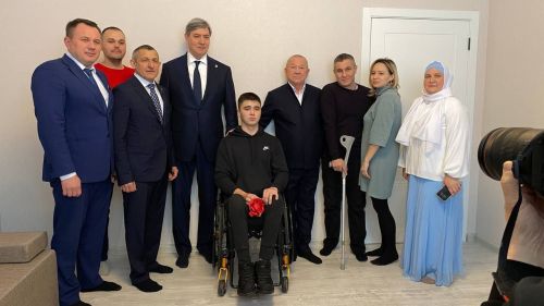 Кавалеру ордена Мужества, участнику специальной военной операции вручили ключи от трехкомнатного дома
