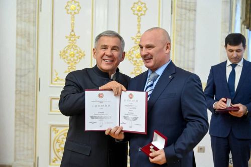 Главе КФХ из Лаишевского района Радику Вафину диплом лауреата государственной премии РТ вручил Рустам Минниханов