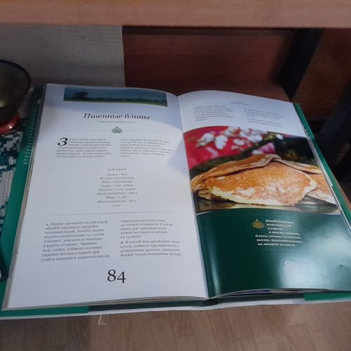Выставка-праздник «Масленица идет, блин да мед несет» оформлена в Лаишевской библиотеке