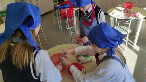 Лицеисты Лаишевского района фасуют продукты для защитников Родины