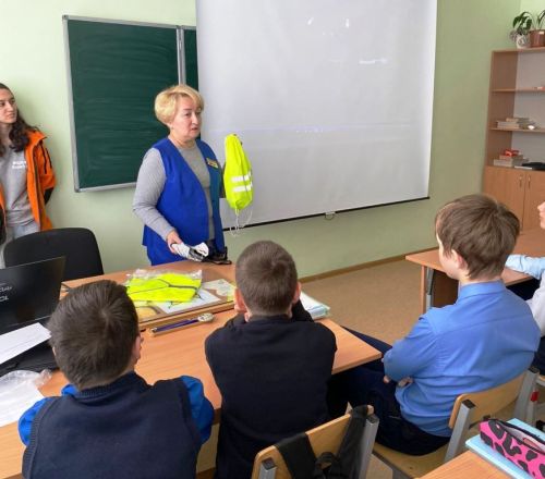 Сотрудники БДД, ПДН и поисково-спасательного отряда «ЛизаАлерт» встретились со школьниками