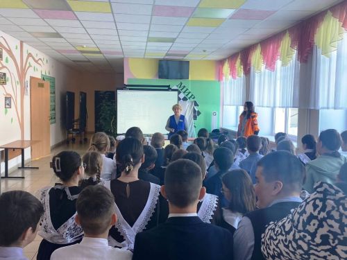 Сотрудники БДД, ПДН и поисково-спасательного отряда «ЛизаАлерт» встретились со школьниками