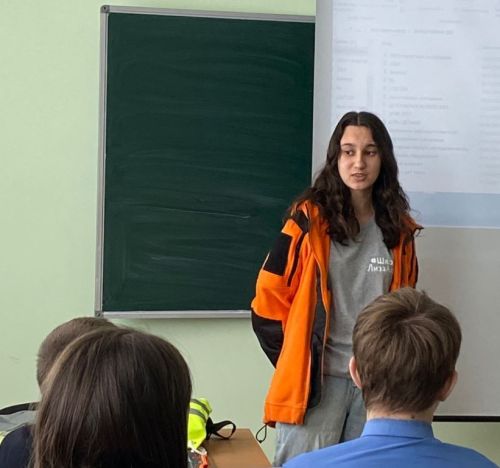 Сотрудники БДД, ПДН и поисково-спасательного отряда «ЛизаАлерт» встретились со школьниками