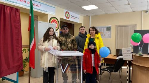 Бөтен гаиләбез белән тавыш бирергә килдек