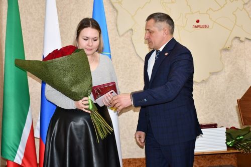 Награда участника спецоперации будет бережно храниться в семейном архиве