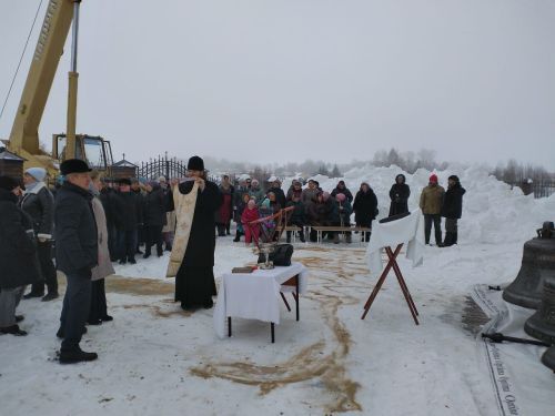 В Татарстане в Лаишевском районе в селе Среднее Девятово освящают колокола для строящейся православной церкви