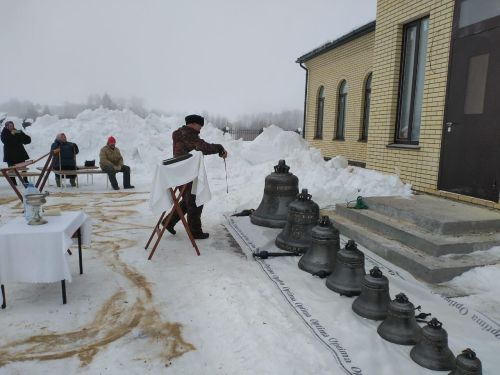 В Татарстане в Лаишевском районе в селе Среднее Девятово освящают колокола для строящейся православной церкви