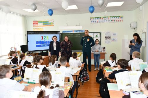 Лаишевскую гимназию №1 посетил Герой России, участник СВО Расим Баксиков